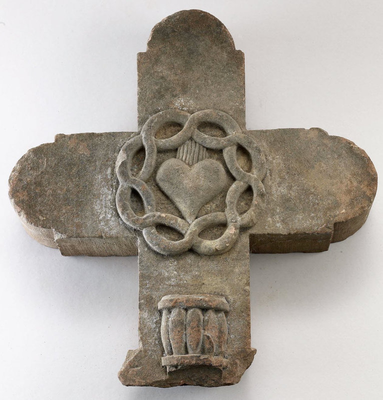 Un fragment de la croix de l’Espérance, qui a été brisée en 1793
