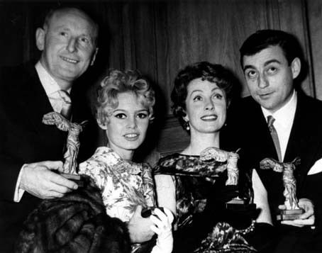 1957-12-03-victoire_cinema_francais-bourvil_darrieux_perrier-2