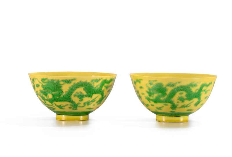 Paire de bols en porcelaine émaillée jaune et vert, Marques et époques Kangxi (1662-1722)