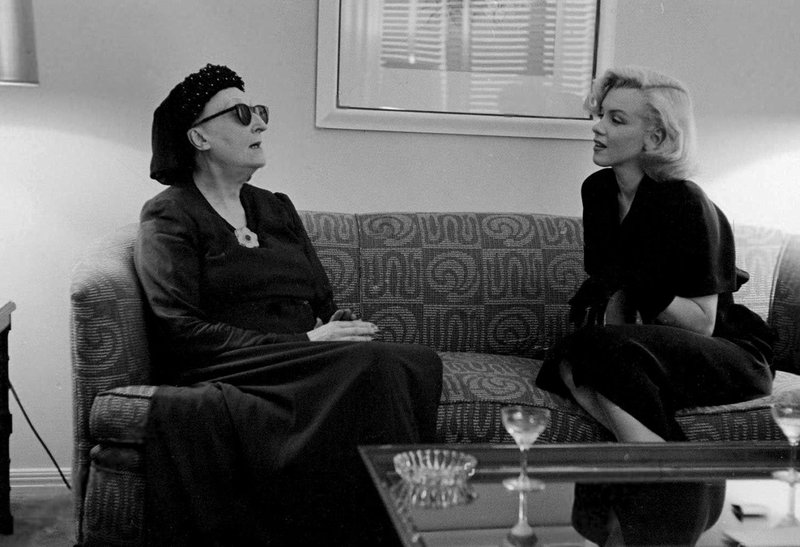 1953-01-LA-Sunsent_Tower-Marilyn_with_Edith_Sitwell-011-1-by_george_silk-1