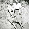 1953, Marilyn & Marguerite Masi à la plage