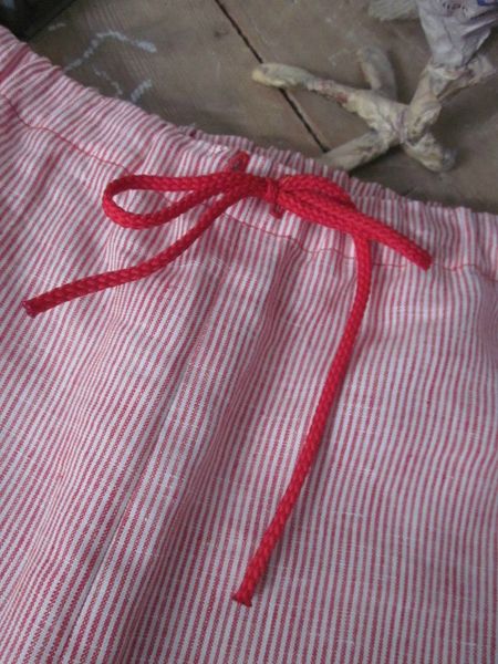 Short de bain HOMME en lin rayé rouge et blanc - ceinture élastique - cordon de serrage à la taille - 1 poche plaquée sur la fesse droite (3)