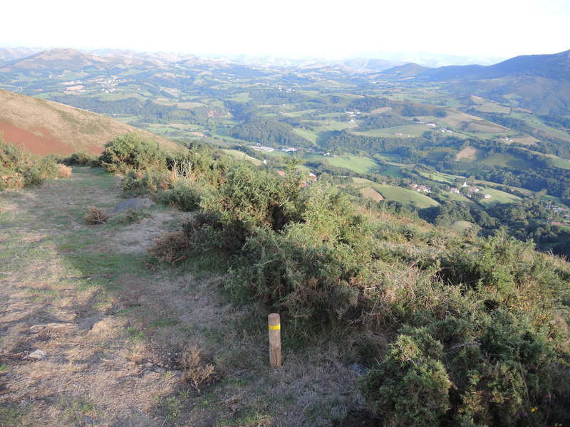 Mont Ursuya, à travers champs, balisage vers le sommet (64)