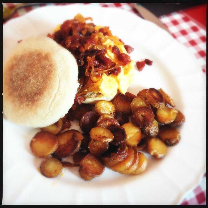 Brunch à l'espagnole - Oeufs brouillés, chorizo et oignons caramélisés pommes de terre sautées 2