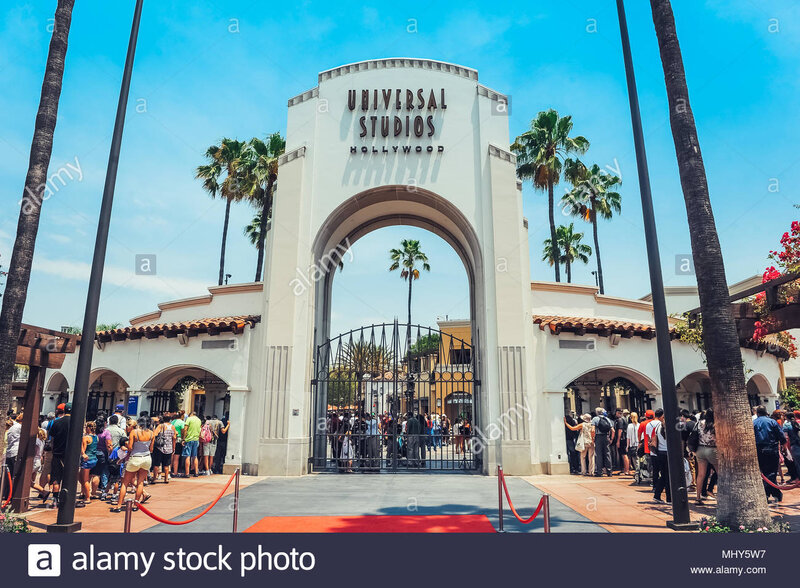 los-angelescaliforniausa-07192013-porte-dentree-pour-luniversal-studios-hollywood-beaucoup-de-gens-attendent-en-ligne-pour-des-billets-mhy5w7