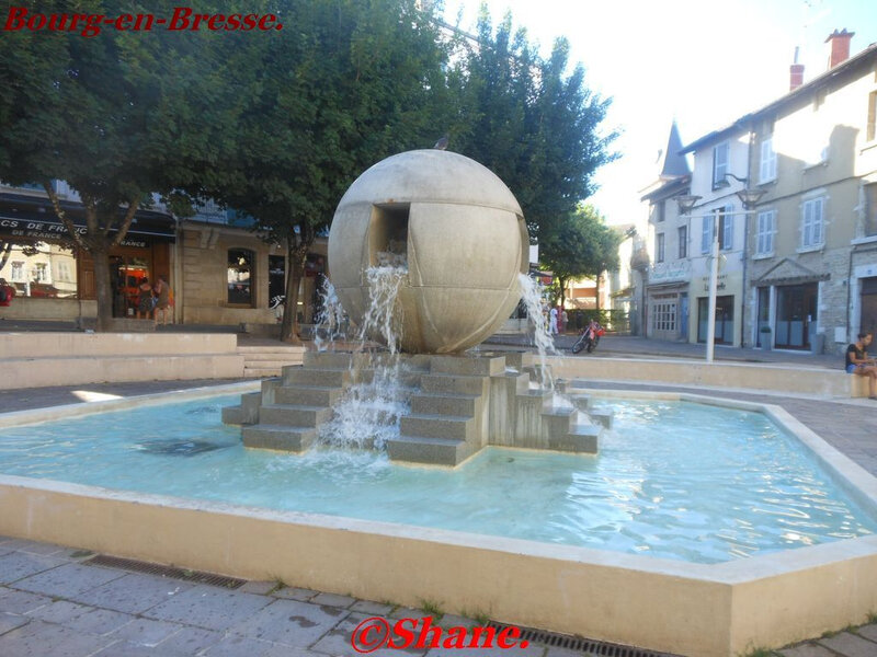 la fontaine des 4 chemins place Edgar Quinet (2)