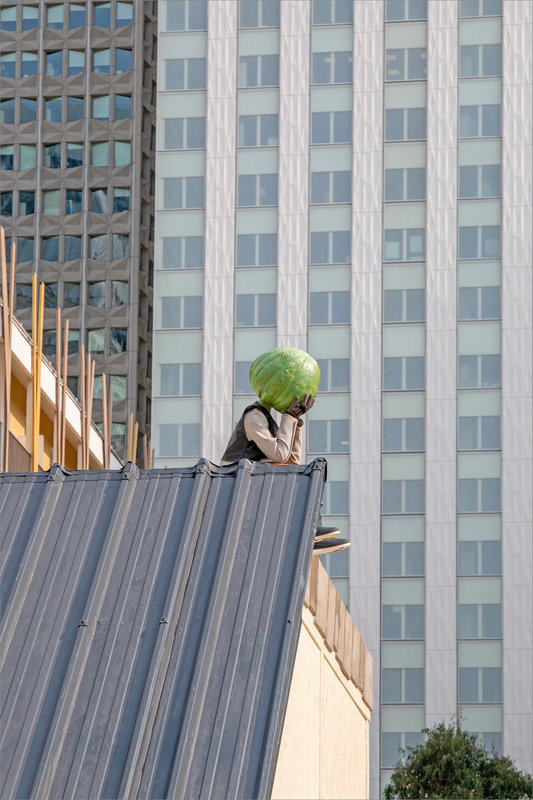 Paris août 2021 ym 33 Défense personnage assis maison renversée immeubles