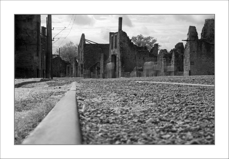 Oradour rail rue ombres IR 120814