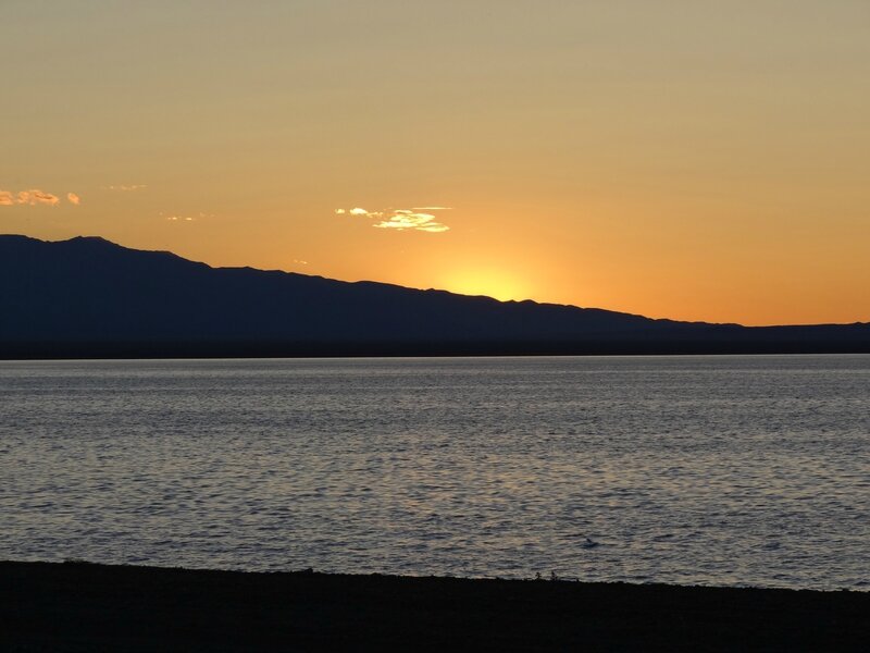 Coucher de soleil sur la chaîne de l'Altaï et le lac salé Dorgon Nuur - aïmag Gov'-Altaï