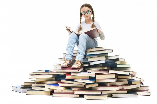 fille-avec-des-lunettes-assis-sur-une-pile-de-livres_1098-2131