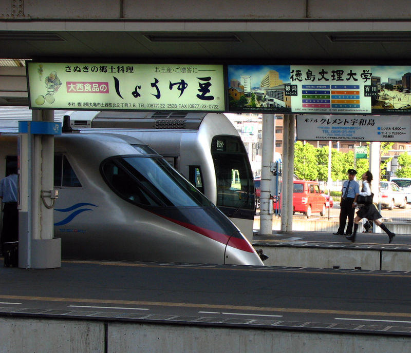 JR 8000 & 5000, Takamatsu eki