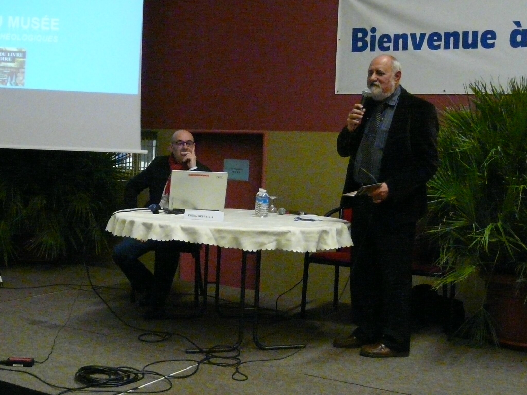 Marc Bojic, vice-président de la SHW, présente Philippe Brunella