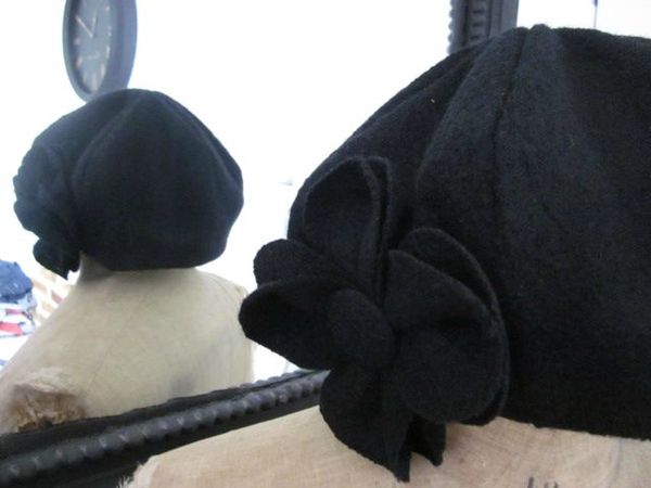 chapeau en laine bouillie noire avec fleur
