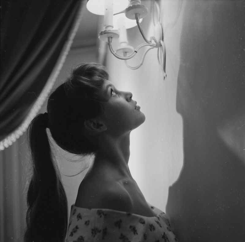 1955-chez_bb-par_gaston-robe_fleur-051-1