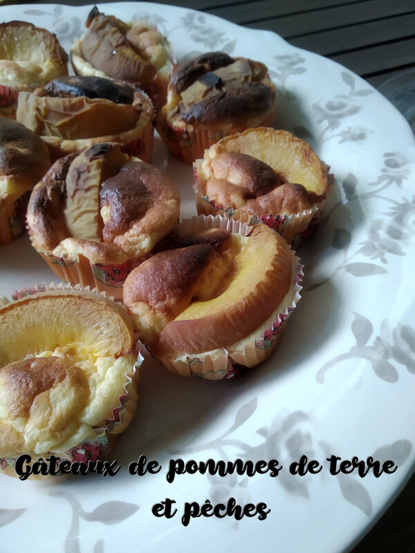 gâteaux de pommes de terre et pêches