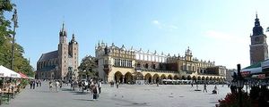 grande place avec la halle aux draps et la basilique