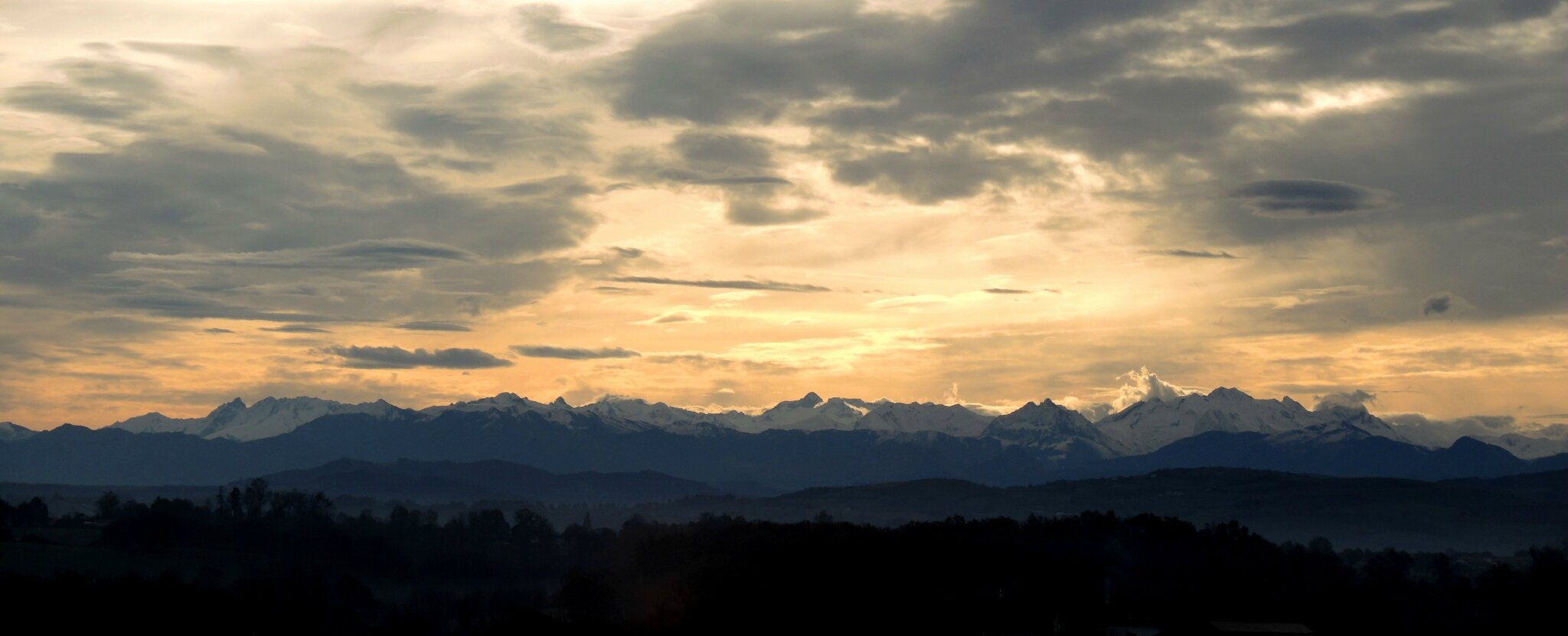 Masparraute, vue sur les Pyrénées, le matin, décembre, panoramique (64)