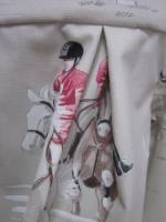 Manteau AGLAE en toile de coton beige clair imprimé chevaux de courses, fermé par un noeud de lin chocolat (1)