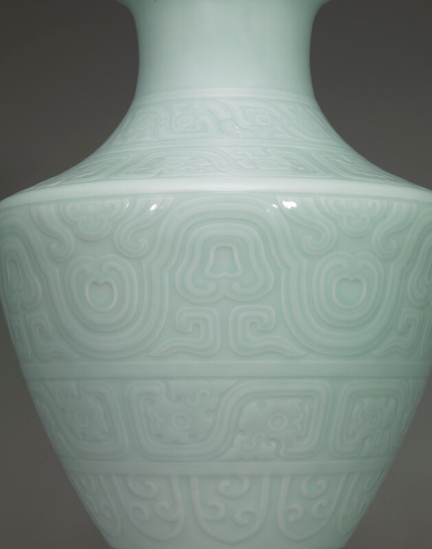 2014_HGK_03371_3276_001(a_magnificent_fine_celadon-glazed_archaistic_vase_hu_qianlong_six-char)
