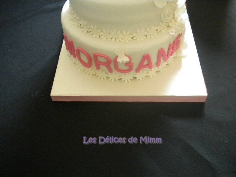 Un gâteau de communion tout blanc en pâte à sucre 15