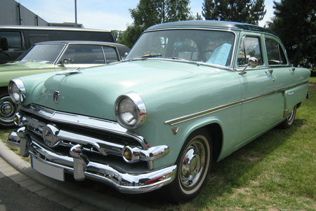 Ford_sedan_customline_1954_01