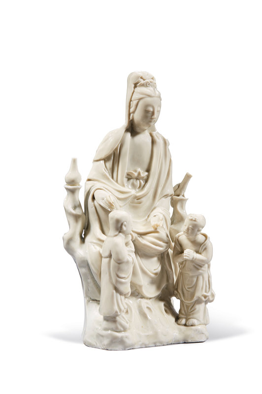 2023_PAR_22168_0036_002(groupe_representant_guanyin_assise_et_deux_adorants_en_porcelaine_dehu094404)