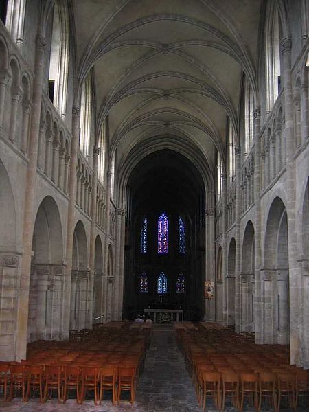 450px_Abbaye_saint_sauveur_interieur