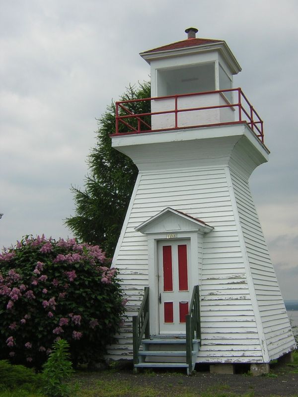 PHARE DU CAP-À-LA-ROCHE À DESCHAILLONS