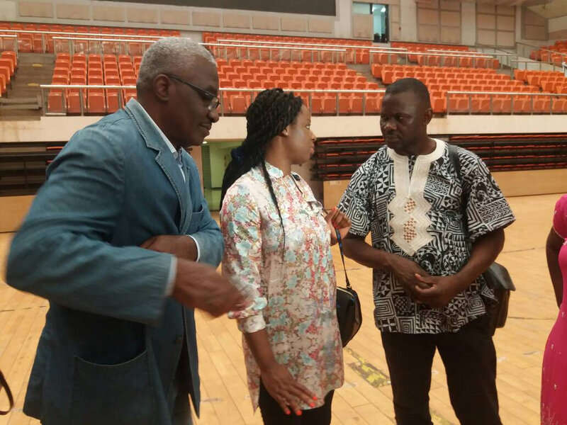 Charlotte avec la team pendant les répérages au palais des sports de Yaoundé