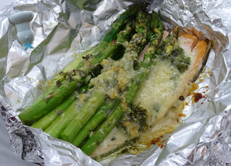 Papillote de saumon et asperges en persillade et au parmesan