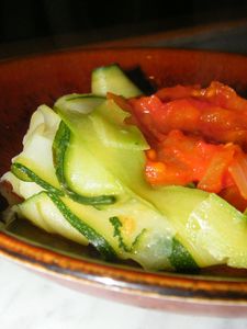 Tagliatelles de courgettes sauce tomates