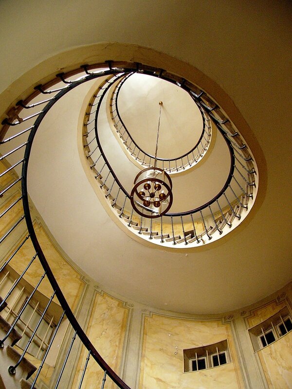 800px-Galerie_Vivienne_stairway