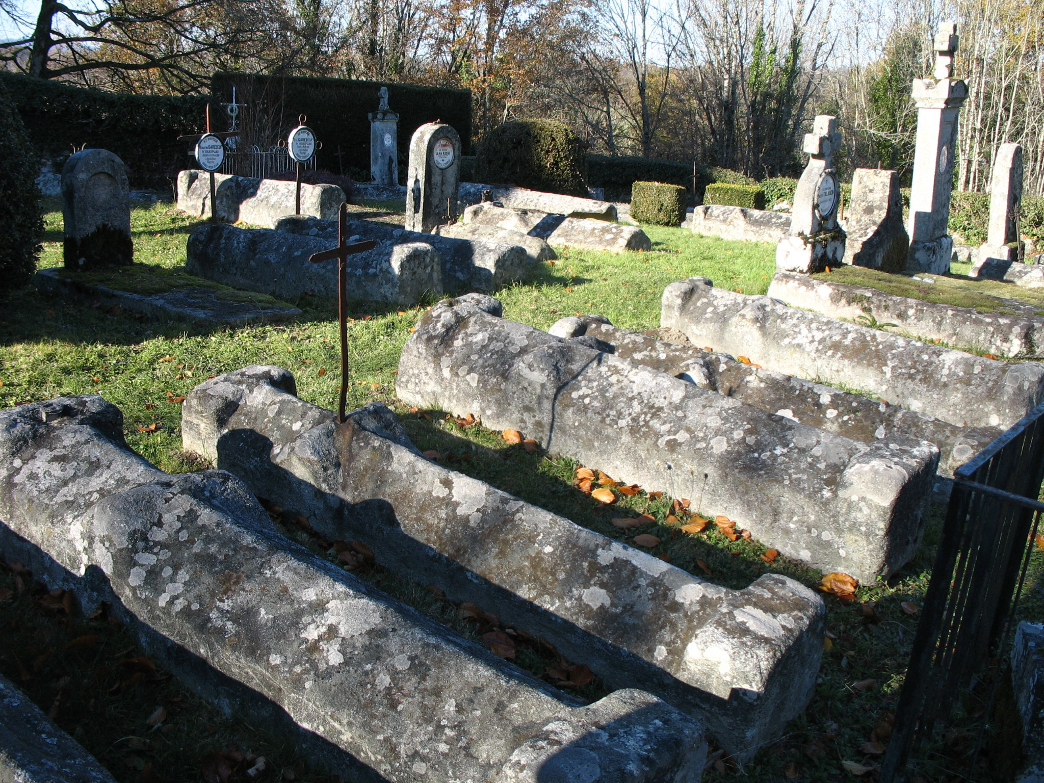 Le Chalard, cimetière, tombes des Moines