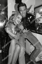 Jerry_Hall-1990-02-01-london-lyric_theatre-Bus_Stop-backstage-2-2