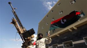 brandissant_le_drapeau_de_l_ancienne_monarchie_libyenne_un_defenseur_de_benghazi_se_tient_pret_a_ti