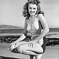 11/1945, Californie, à la plage - Norma Jeane en maillot de bain par <b>André</b> De Dienes