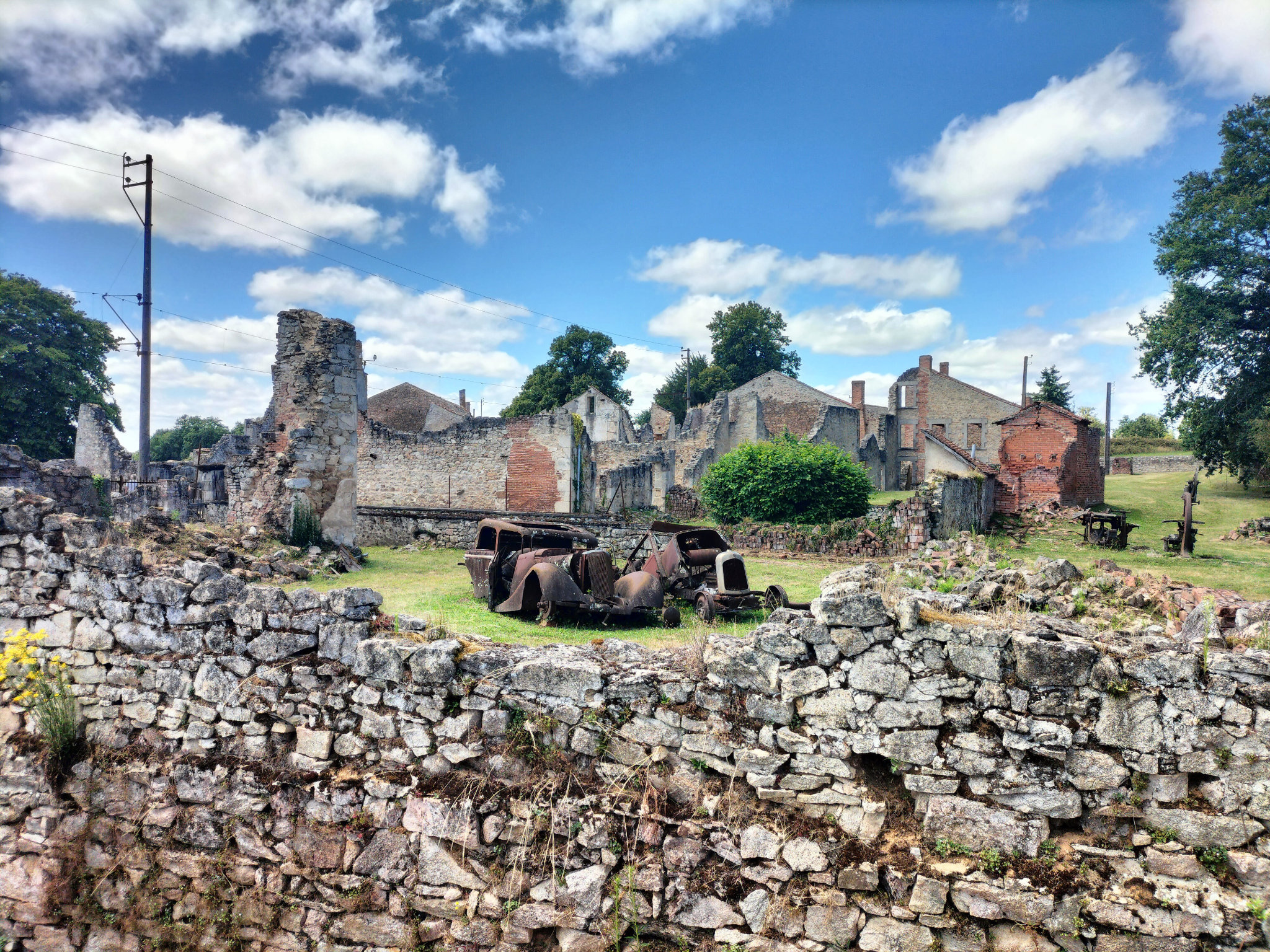 Oradour-sur-Glane, village martyr, épaves voitures