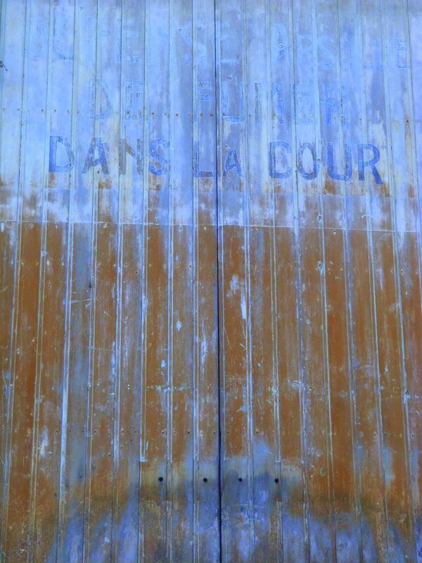 Dans la cour
