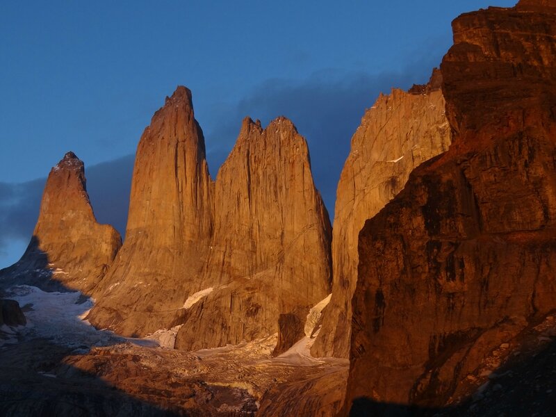 Lever du soleil sur le Nid de Condor (à droite - 2243m), les Torres Monzino (2248m), Central (2800m) et de Agostini (2850m)