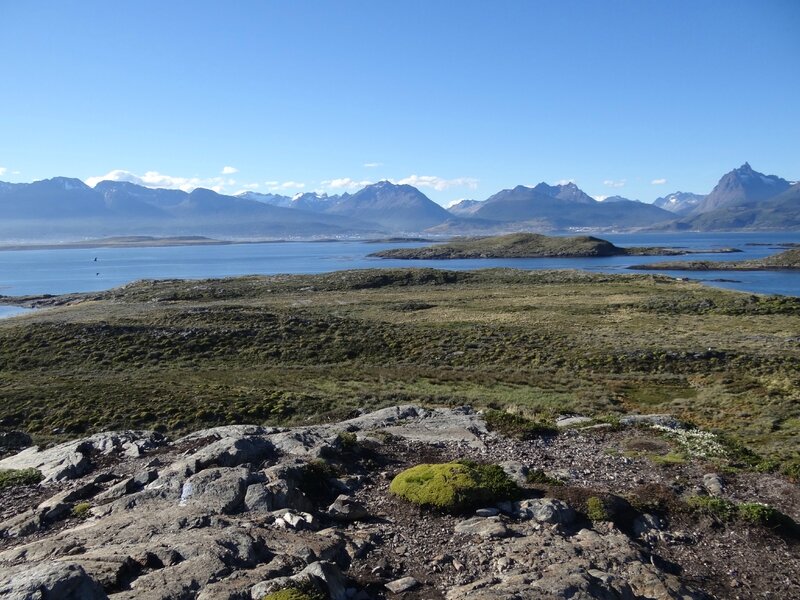 Une des îles Bridge sur le Canal de Beagle, baie et ville d'Ushuaïa et sommets de la Terre de Feu