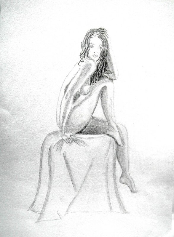 Femme assise sur drapé