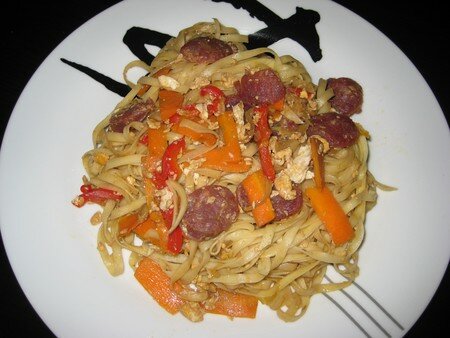 Nouilles sautées, saucisse chinoise, carotte et poivron recettes Salade de nouilles chinoises à la vinaigrette soja cacahuète