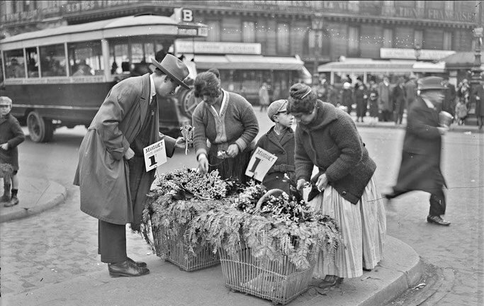 vente-de-muguet-dans-les-rues-de-paris-le-1er-mai-1924-photo-agence-rol