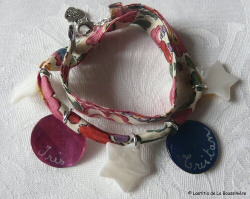Bracelet sur ruban double tour médailles et étoiles