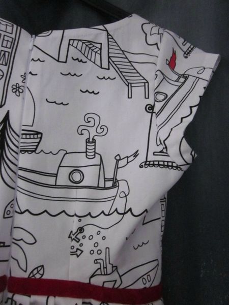 Robe en coton blanc imprimé dessins enfantins noirs colorisés de rouge avec haut à découpes princesse et jupe plissée réhaussée d'une ceinture de ruban de velours rouge - taille 36 (17)
