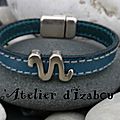 <b>Bracelet</b> masculin fantaisie pour <b>homme</b> en <b>cuir</b> cousu bleu turquoise agrémenté d'un passant serpent !