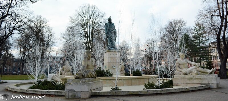 Fontaine du Champ de Mars et la statue du Maréchal A.J. Bruat