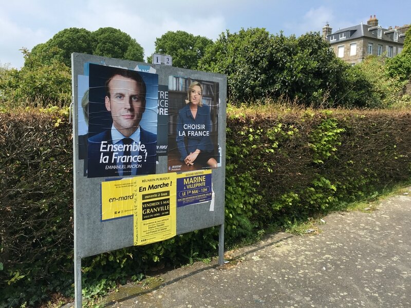 élection présidentielle 2017 Macron Le Pen Avranches panneau affichage affiche