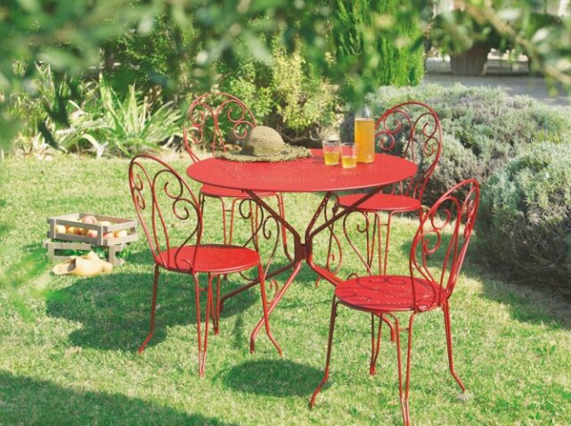 Table-chaises-fer-forge-rouge-jardiland_w641h478