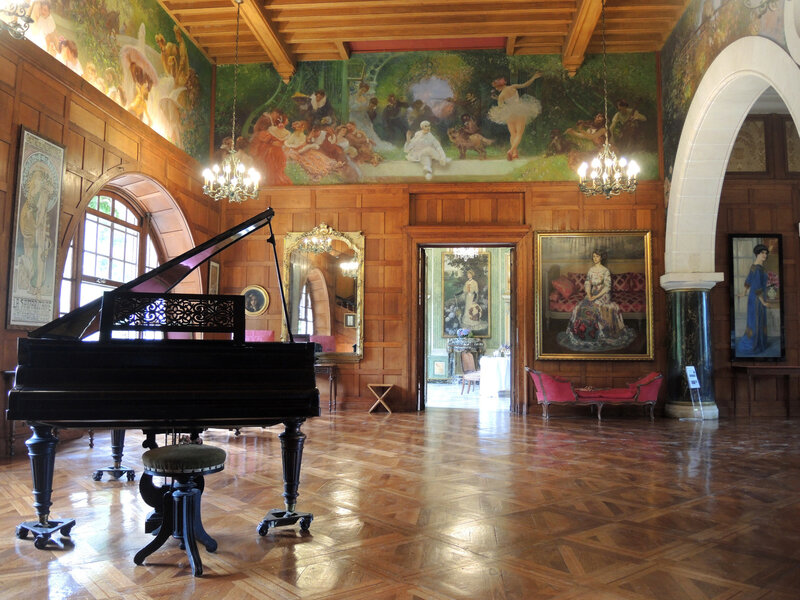 Cambo-les-Bains, Villa Arnaga, le grand hall, frise et piano (64)